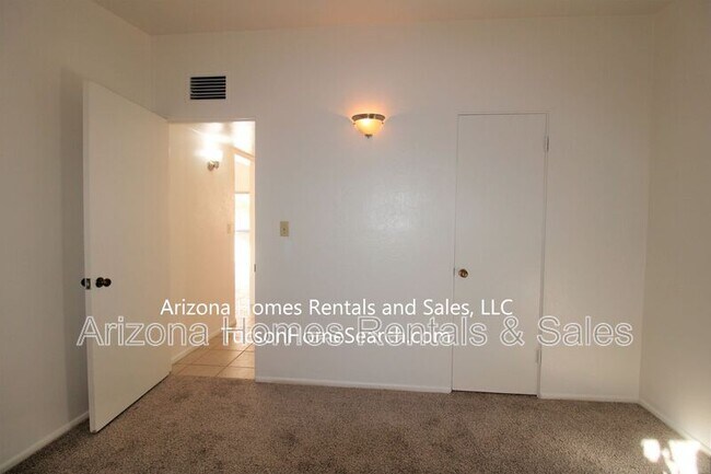 Building Photo - 3535 N Country Club Rd