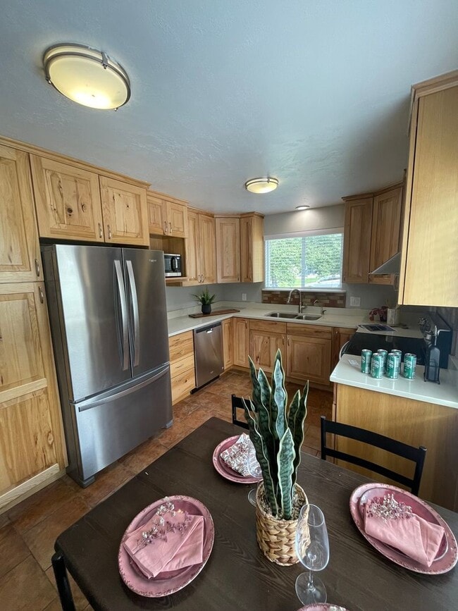 Building Photo - Spacious 5 Bedroom House in Salt Lake