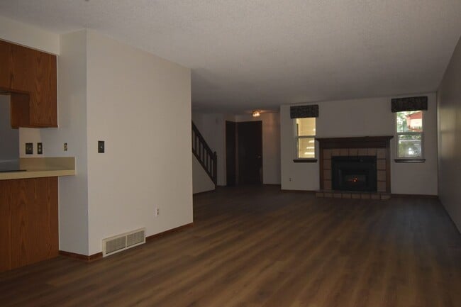 Building Photo - GREAT 3 BEDROOM/2 BATHROOM TOWNHOME WITH NEW PAINT & FLOORING. AVAILABLE 5/23.