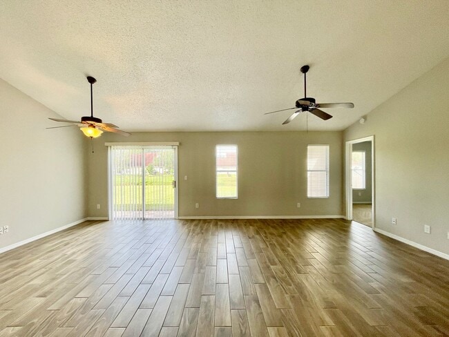 Building Photo - Cute 4/2 EAST Orlando Home in Wedgefield!