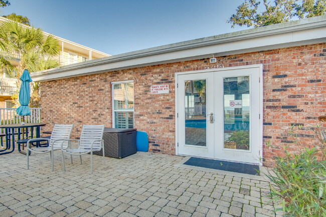 Building Photo - Stylish Condo in Waterfront Bayview Terrace – Updated Interiors, In-Unit Washer/Dryer, Access to ...