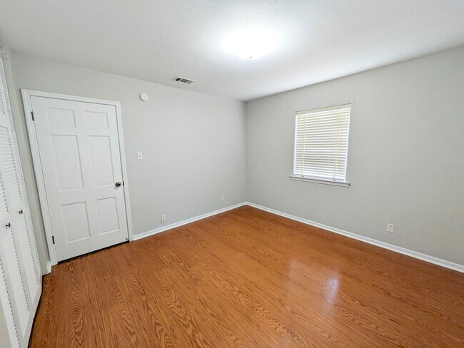 Building Photo - 6510 Daisy Dr