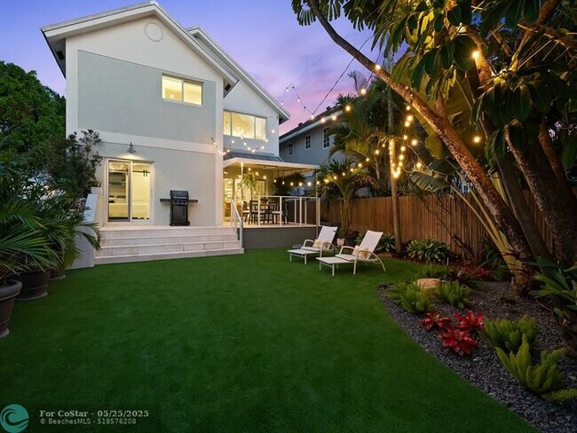 Building Photo - 325 Poinciana Dr
