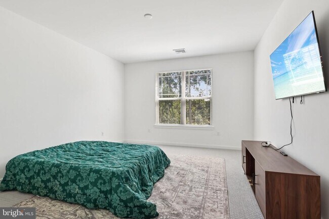 Building Photo - 2 Dogleg Ln