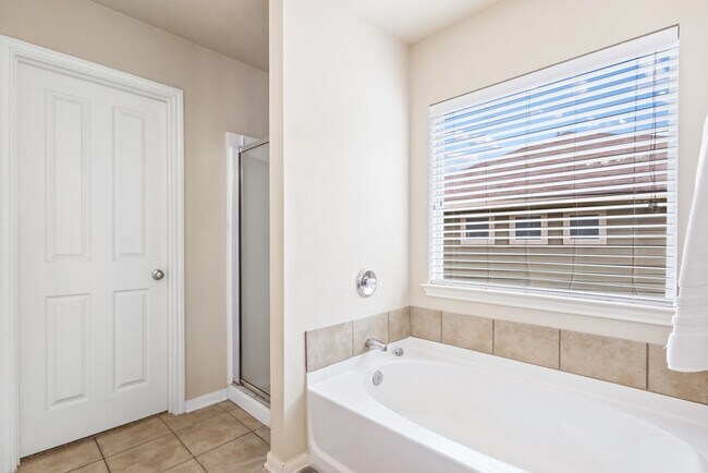 Building Photo - Charming Home Awaits: Spacious & Modern Living in a Prime Location