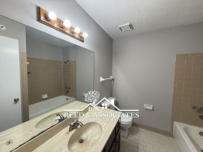 Building Photo - Charming Home Located in Quiet Cove!