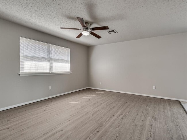 Building Photo - 1525 McGregor Dr