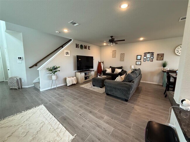 Building Photo - 5621 Hyde Park Dr