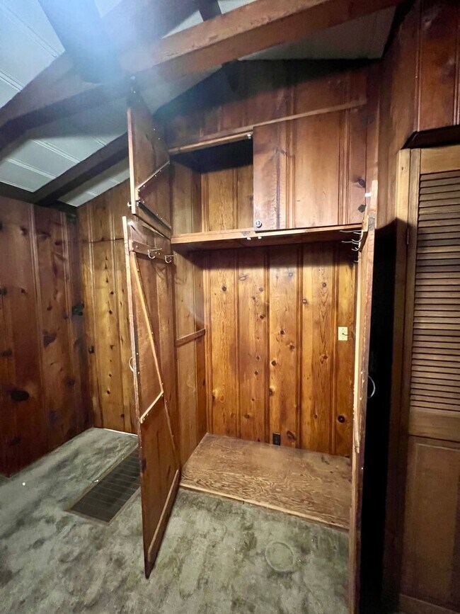 Building Photo - 665F