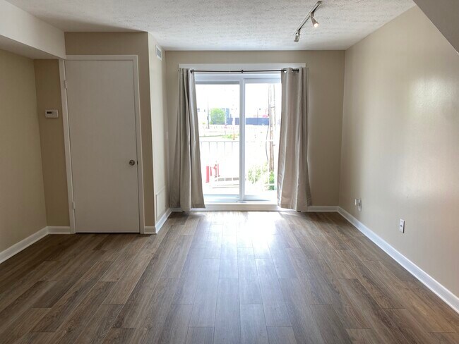 Building Photo - 869 W Huron Rd