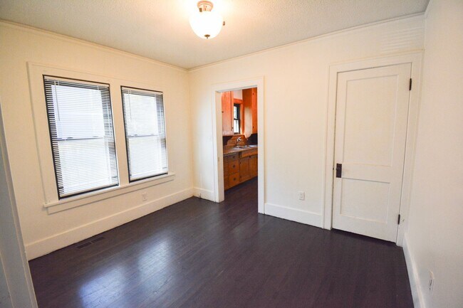 Building Photo - 2 Bed, 1 Bath Home for Rent – Near Downtow...