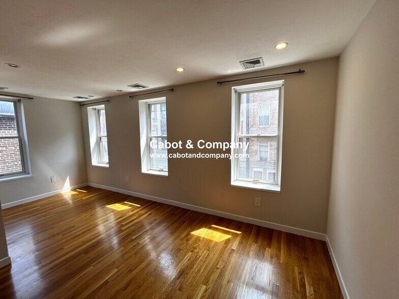 Primary Photo - 5 Grove St