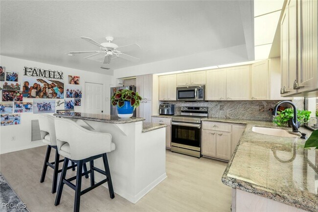 Building Photo - 2556 SW 28th Pl