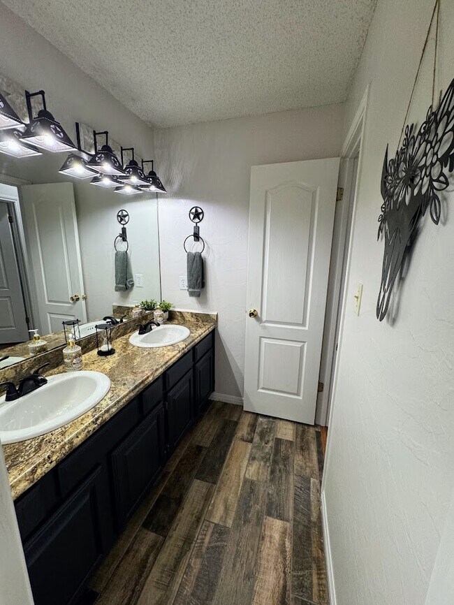 Building Photo - 105 Sky Country Dr