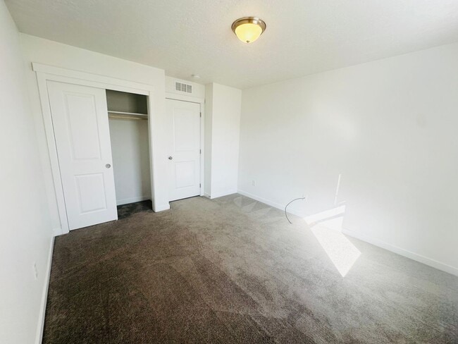 Building Photo - Beautiful Modern Home! Built Just 4 Years ...