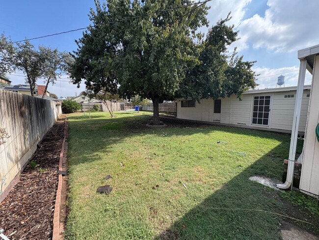 Building Photo - Charming Exeter Home Near Shopping Center ...