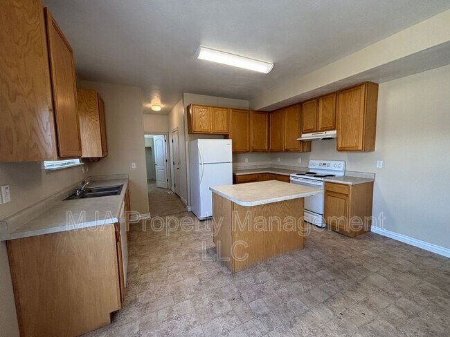 Building Photo - 31 Kintail St