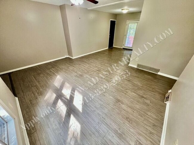 Building Photo - Spacious Shawnee Duplex-Available NOW!!