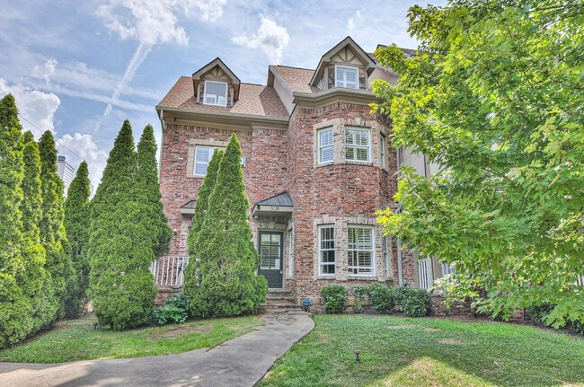 Building Photo - Perfect Brownstone in Sylvan Park near West End