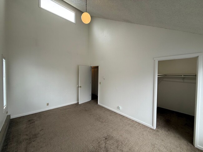 Building Photo - NE Bend 2bed/1.5bath Townhome Near St Charles with Garage