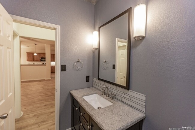 Building Photo - Stunning 5 bedroom 3 full bath home in the...