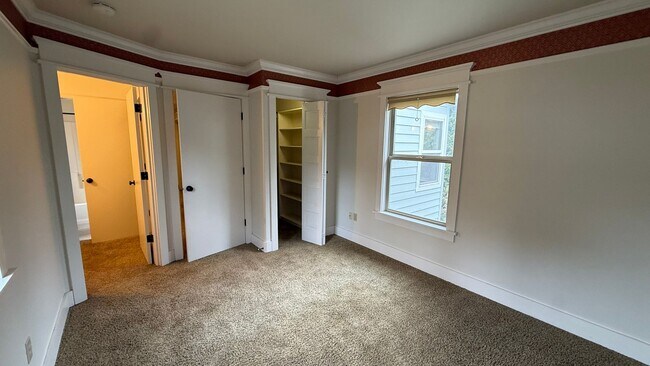 Building Photo - Spacious single-family home located in Southwest