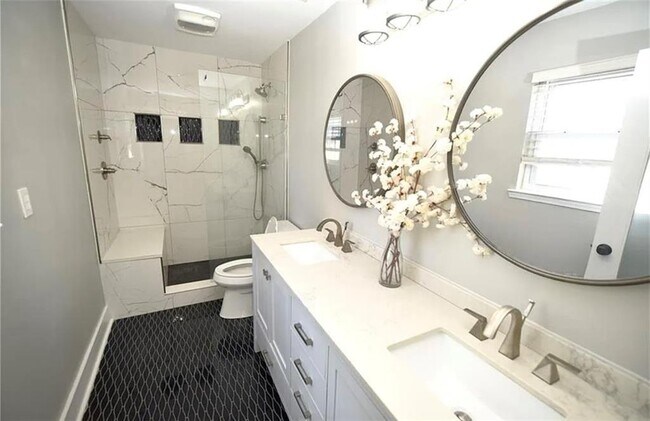 Building Photo - 1074 Peachtree Walk NE