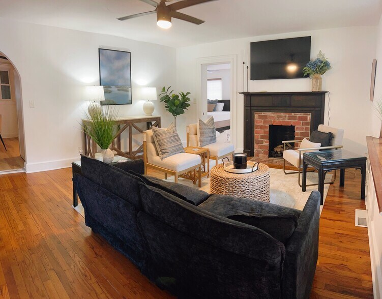 Building Photo - 102 Church St