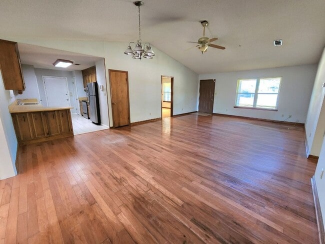 Building Photo - Open Floorplan, 3BD/3Bath with a Huge Sunr...