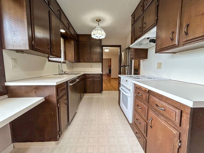 Building Photo - 1550 Corina Dr SE