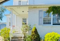 Building Photo - 608 Oak St