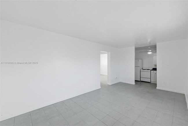 Building Photo - 126 SW 18th Ave