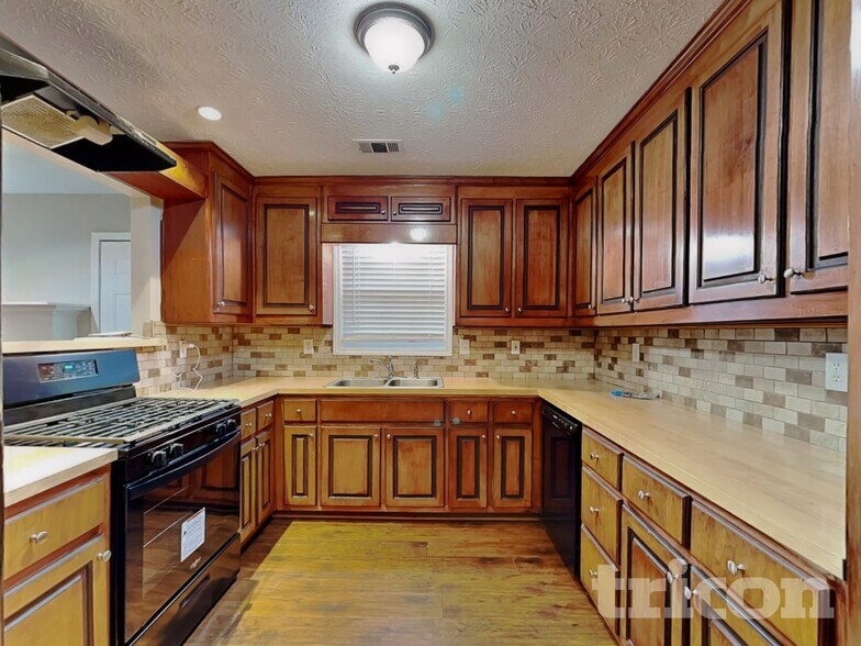 Building Photo - 375 Radcliffe Trce