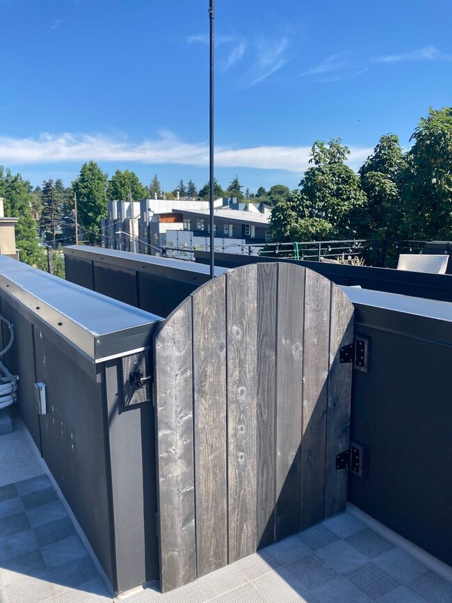 Building Photo - Ballard Townhome