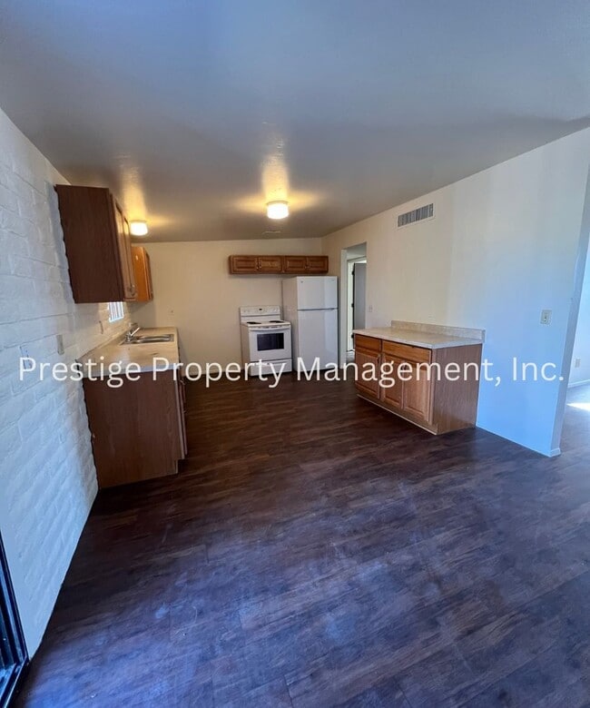 Building Photo - 4bd/2ba Southeast home with HUGE Backyard