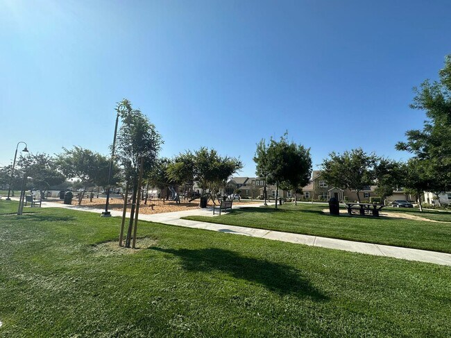 Building Photo - 3 Bedroom home for lease in Ontario