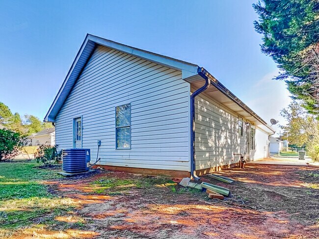 Building Photo - 200 Adam Cir