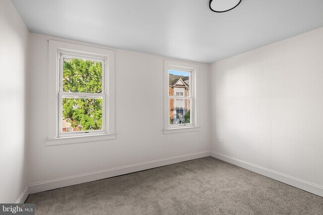 Building Photo - 322 S Poppleton St