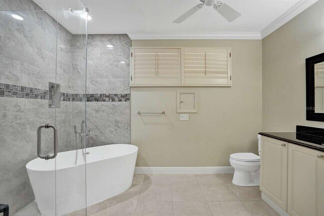 Building Photo - 2527 Lakes Dr