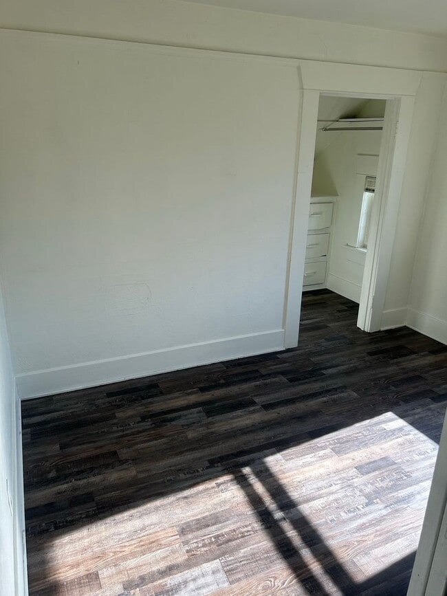 Building Photo - 1014 W 11th Ave