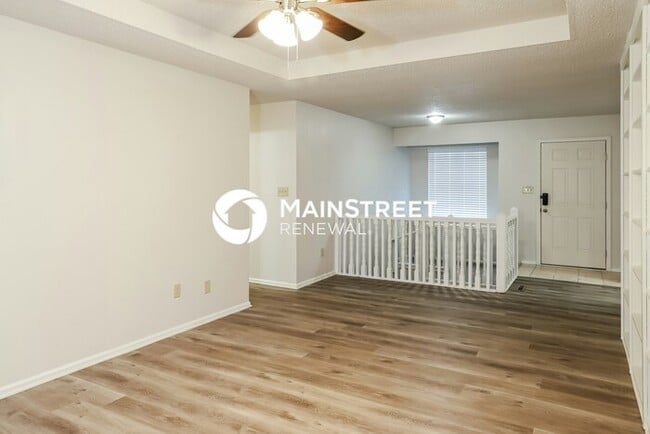 Building Photo - 4 Bedroom Pet-Friendly Home in LEES SUMMIT...