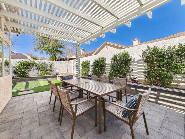 Building Photo - Elegant Fully Furnished 3-Bedroom 2-Bath Retreat in Summerlin