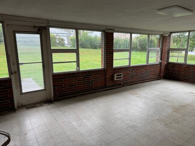 Building Photo - Stunning 3-bedroom, 3-bathroom single family home