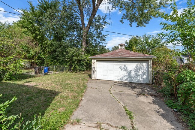 Building Photo - 9022 Northlawn St
