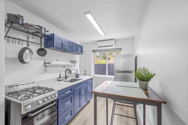 Building Photo - 2021 Plunkett St