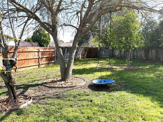 Building Photo - Desirable Home in Lincoln Village – A must see!