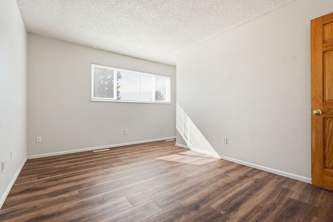 Building Photo - 2 bedroom, 1 bathroom in Loveland.