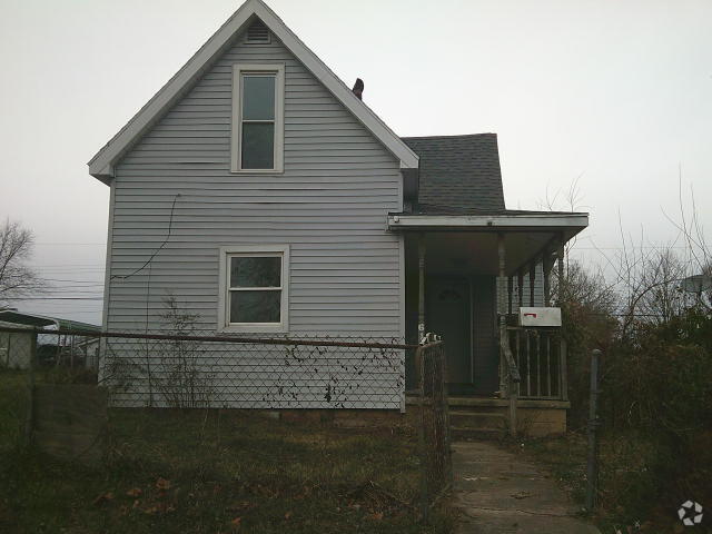 Building Photo - 613 E Swayzee St