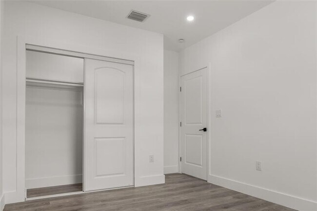 Building Photo - 2724 SW 34th Ct