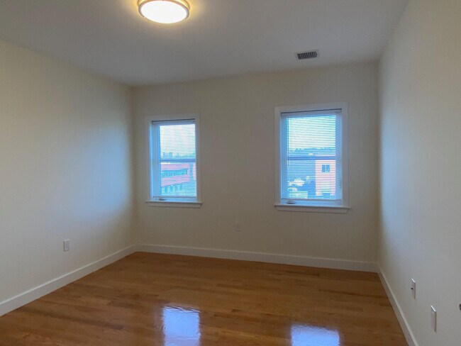 Building Photo - 15 Kelley Ct